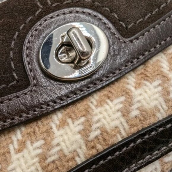 Pristine 2005 Coach Wool Houndstooth & Suede Turn-lock Wristlet - Picture 3 of 10